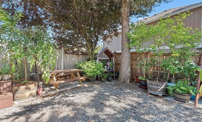 Building Photo - Updated Kent home with outstanding backyard