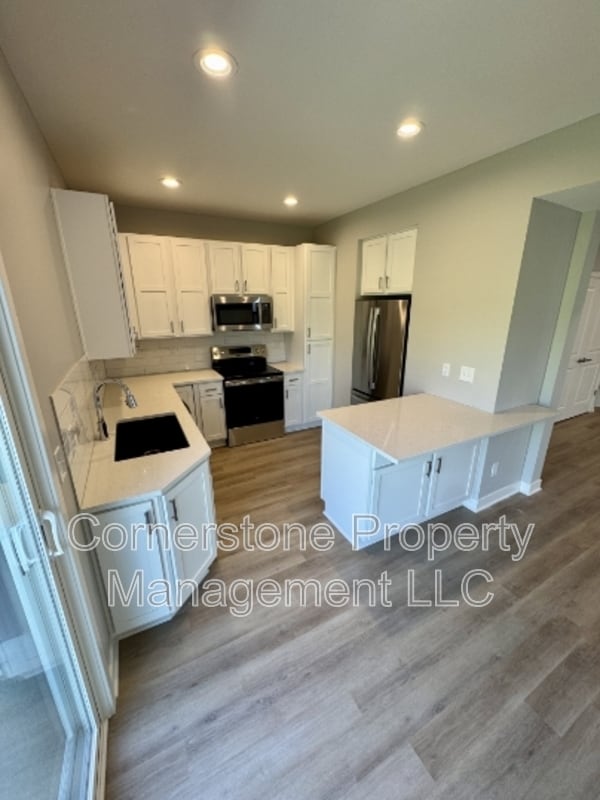 Building Photo - 8353 Valley Spring Dr