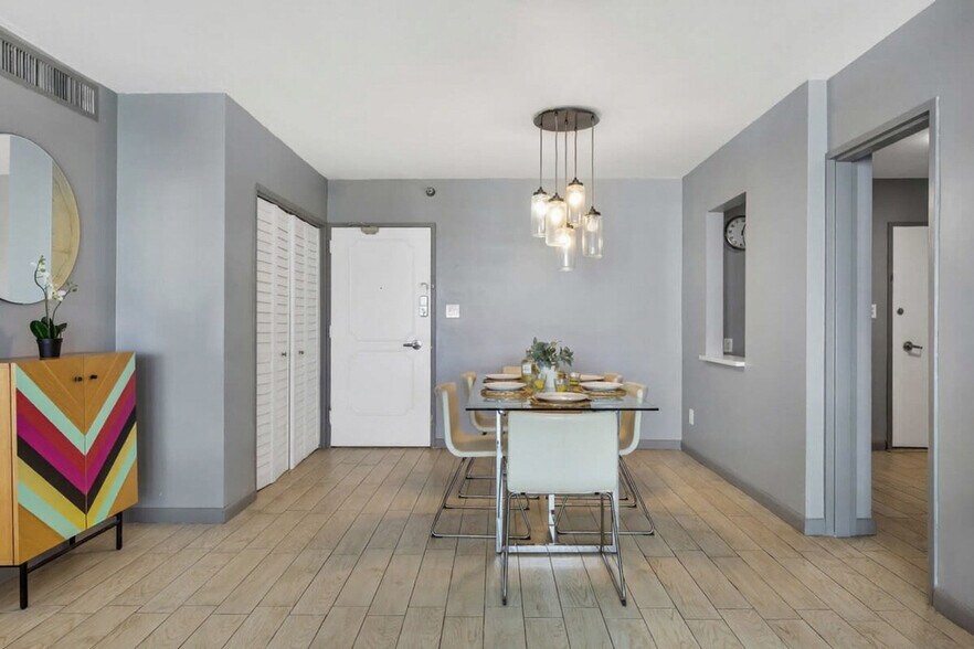 Building Photo - 5151 Collins Ave