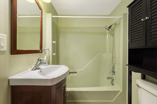 Building Photo - Rare 1-Bedroom in Fairview with Bonus Room...