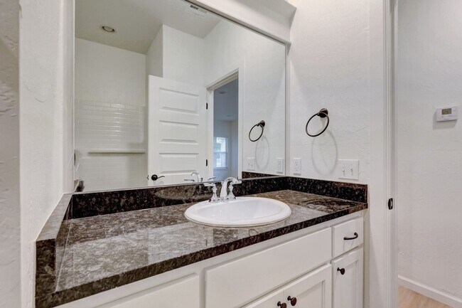 Building Photo - Stunning Newer Duplex with Private Backyard in Edmond!