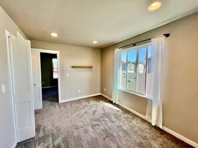 Building Photo - Gorgeous 3 Story Home in close to Cottonwo...