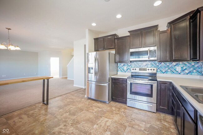 Building Photo - 890 Redwood Dr