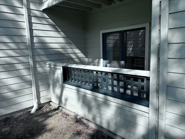 Building Photo - $1900.00-Remodeled 2 Bed 2 Bath, Condo in Glen Cove,(Vallejo) - Downstairs Unit
