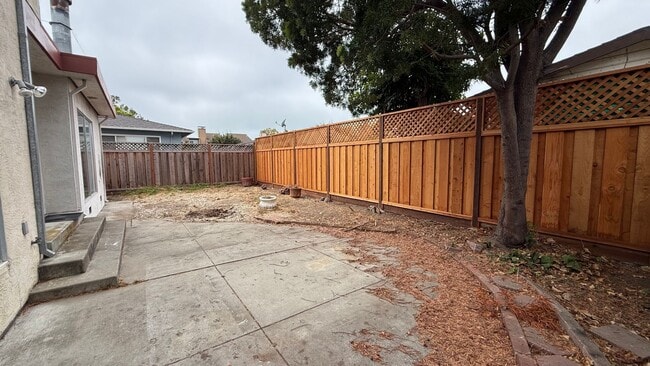 Building Photo - 1081 Holly St