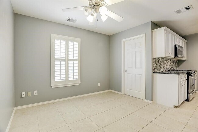 Building Photo - 934 E Heights Hollow Ln