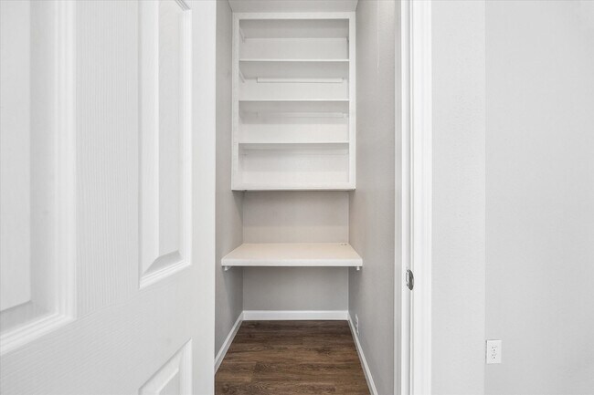 Building Photo - 2100 Tanglewilde St