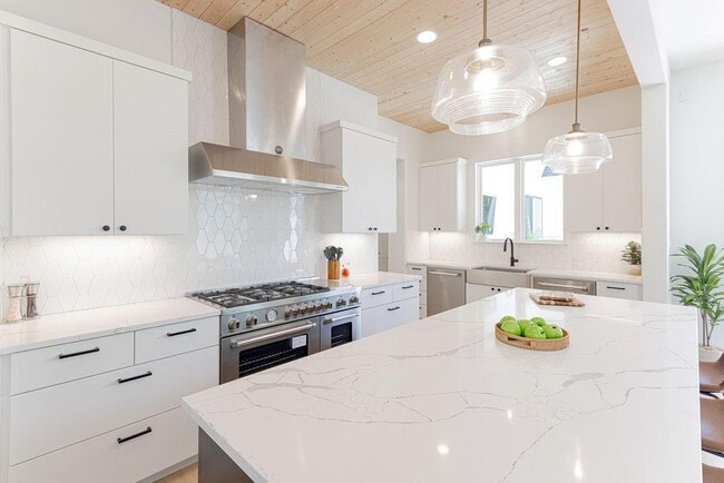 Building Photo - 1201 Canyon Edge Dr