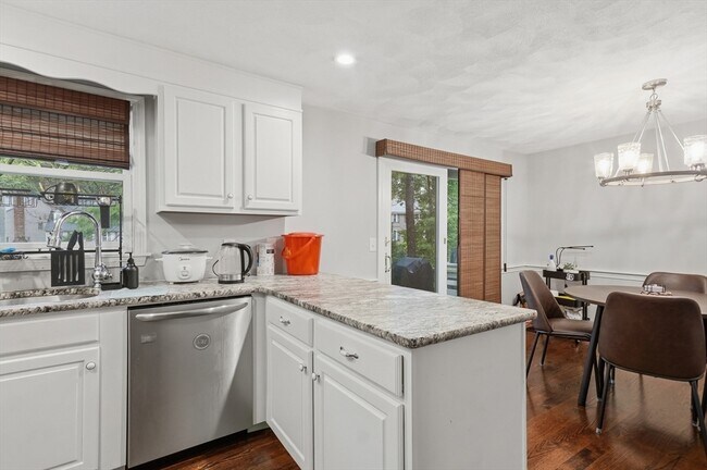 Building Photo - 852 Wellman Ave