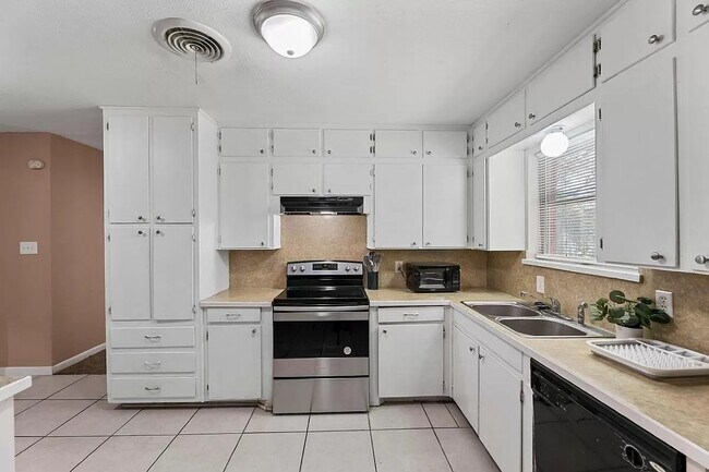 Building Photo - 5720 Wharton Dr