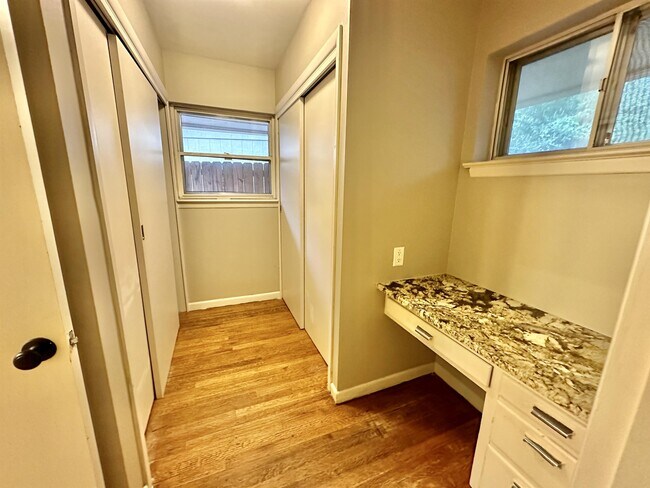 Building Photo - 1926 Laurelwood Dr