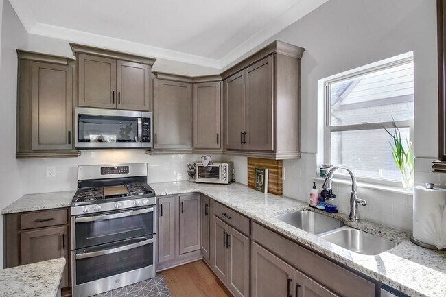 Building Photo - 647 Sire Ave