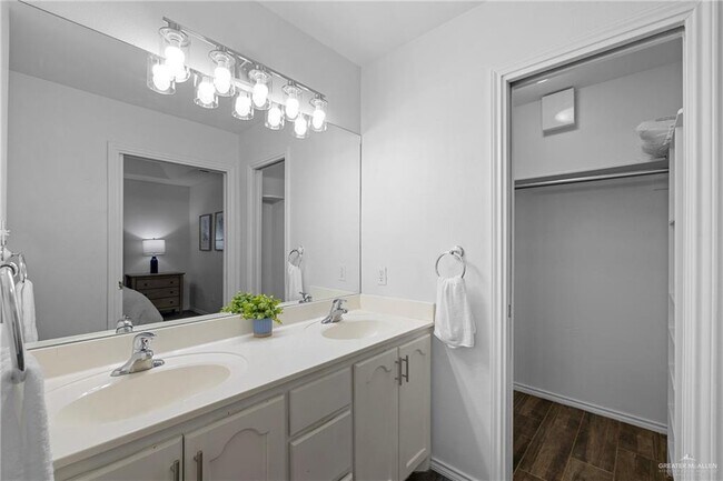 Building Photo - 708 Lake View Dr