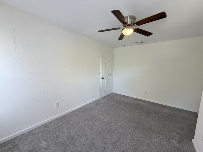 Building Photo - 907 Rugby St