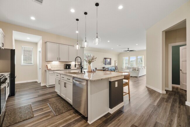 Building Photo - 573 Newcomb Holw Dr