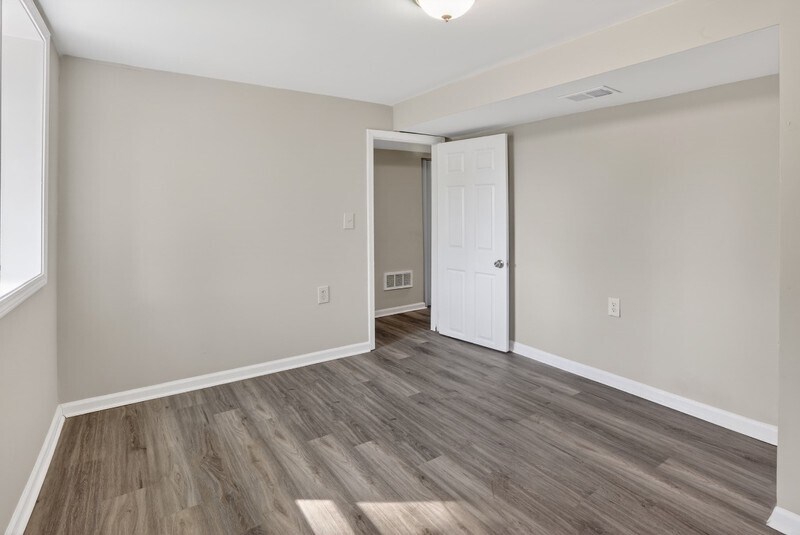 Building Photo - 586 Oakside Dr SW