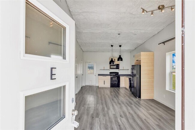 Building Photo - 1310 FM 487