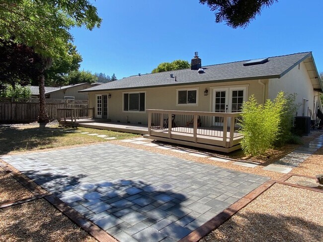 Building Photo - 3 Bedroom Home in East Santa Rosa