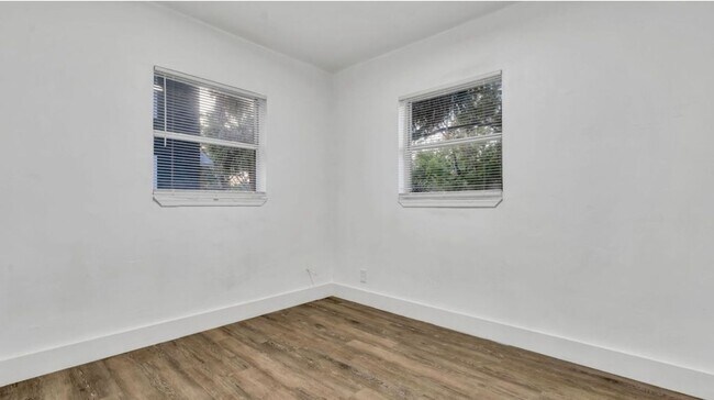 Building Photo - $300 OFF FIRST MONTHS RENT MOVE-IN SPECIAL!!