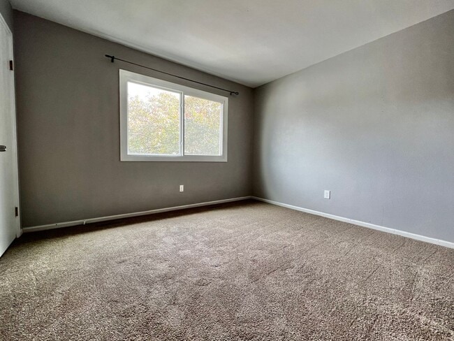 Building Photo - Charming 2 Bed 1.5 Bath Townhome in West F...