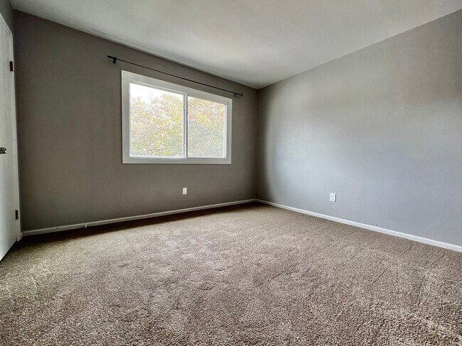 Building Photo - Charming 2 Bed 1.5 Bath Townhome in West Fort Collins!