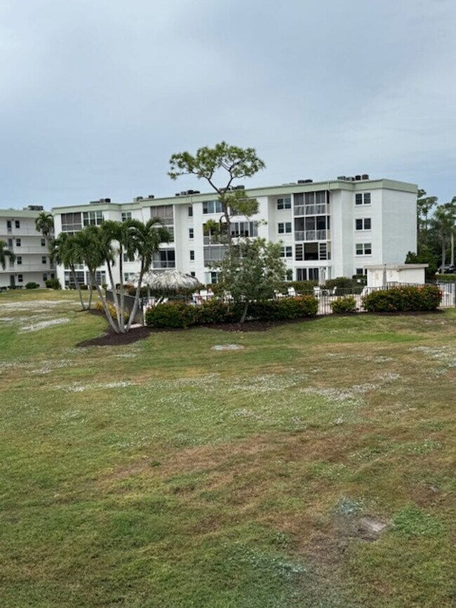 Building Photo - One Bedroom One Bath Seven Lakes Condo