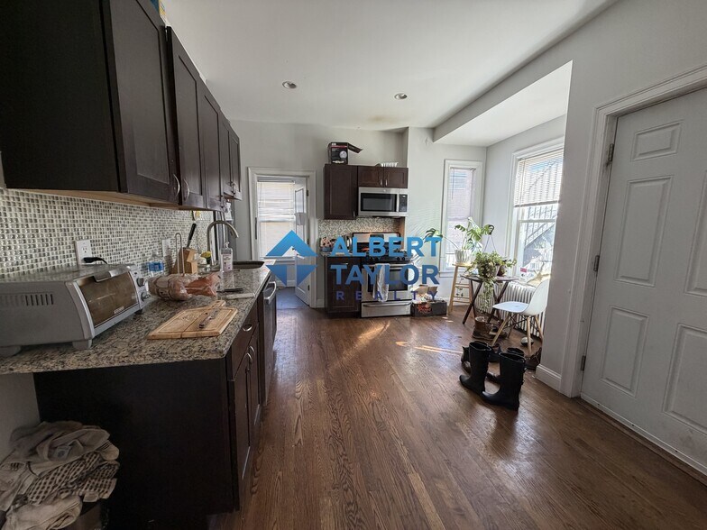 Building Photo - 10 Greylock Rd