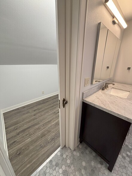 Bonus closet or laundry off bath - 174 Dixon St