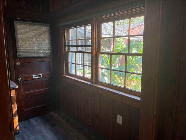 Building Photo - Charming Midtown Cottage - 1 bedroom/1 bath