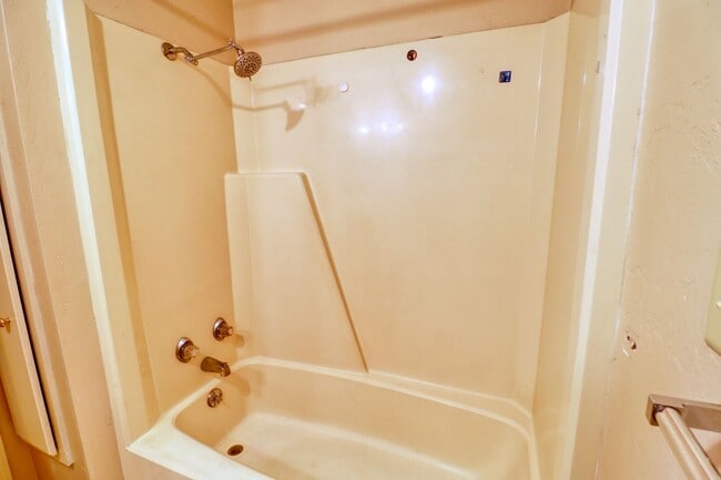 Building Photo - Charming 3-Bedroom with Fenced Yard & Cove...