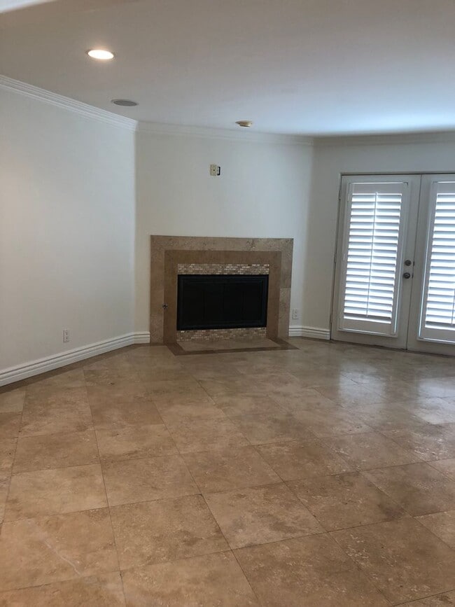 Building Photo - Three-story downtown home two blocks from ...