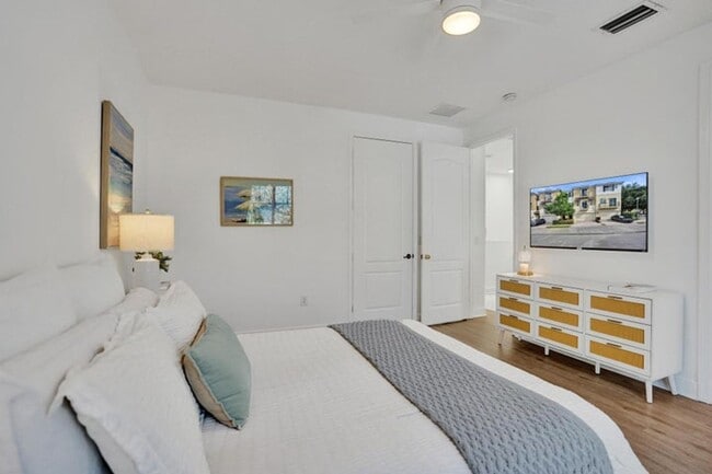 Building Photo - 642 NW 38th Cir