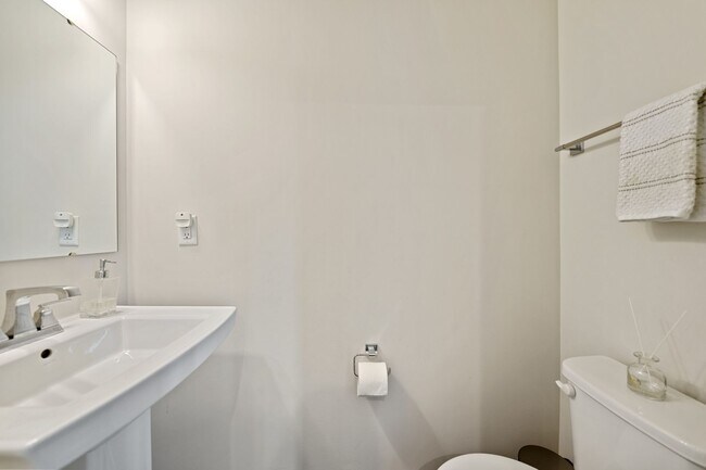 Building Photo - 3be/2.5ba 3-Level Townhouse Key Location Between Durham and Chapel Hill