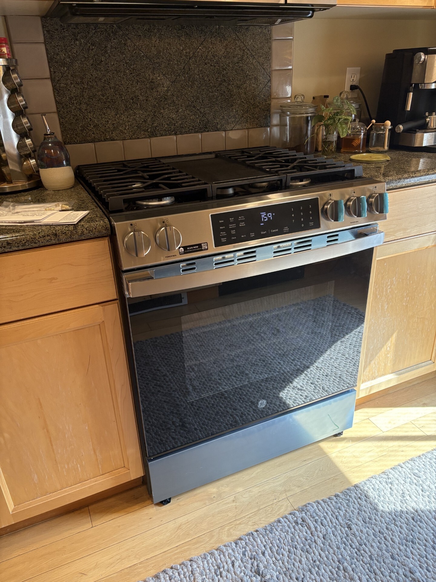 New range - 320 25th Ave S