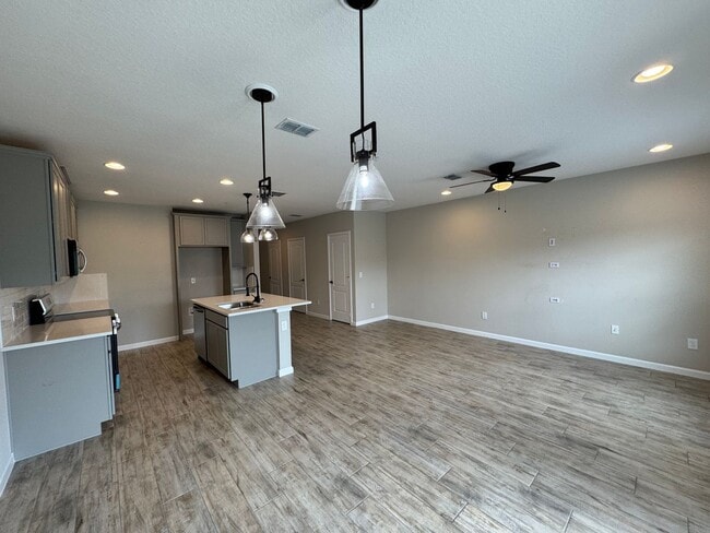 Building Photo - 3 BD/2.5 BA Home, Modern Elegance Meets Ev...