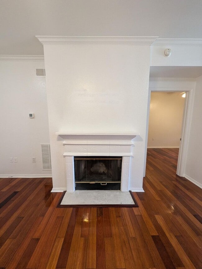 Building Photo - 1x1 top floor unit with balcony, beautiful...