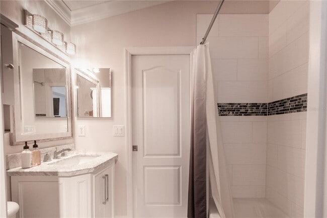 Building Photo - 16204 Nottingham Park Way