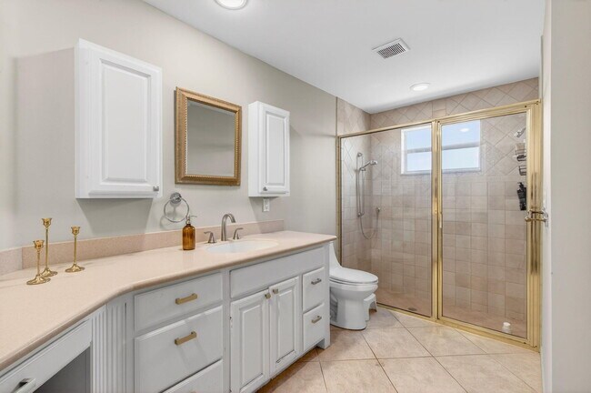 Building Photo - 301 SE 8th Ave