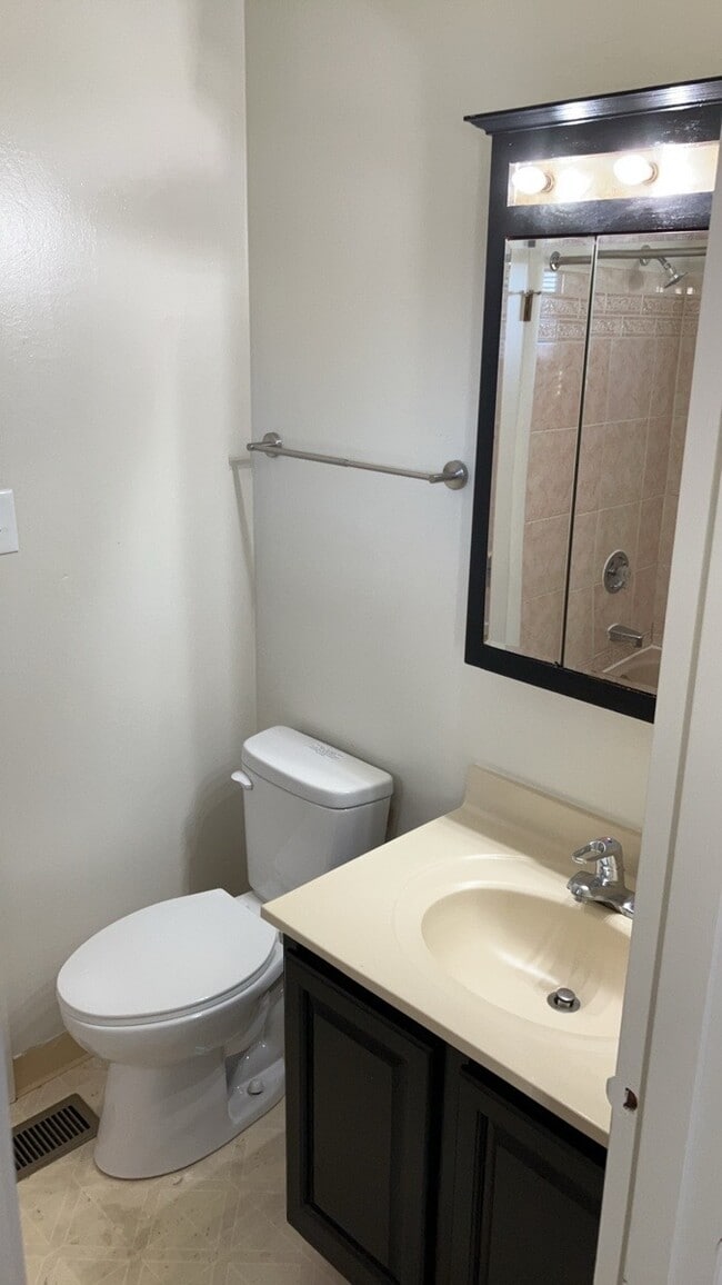 Building Photo - 970 W Alkaline Springs Rd