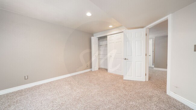 Building Photo - Westside 5 Bedroom Home Nestled Near Ute V...