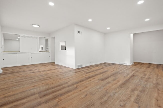 Building Photo - 2311 W Oakwood Rd