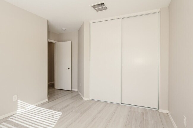 Building Photo - 11638 W Carol Ave