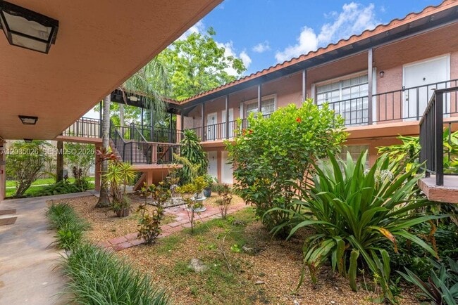 Building Photo - 10832 N Kendall Dr
