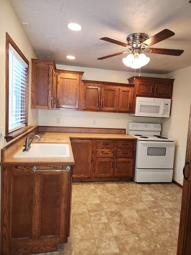 Building Photo - 4 Bedroom 1 Bath House