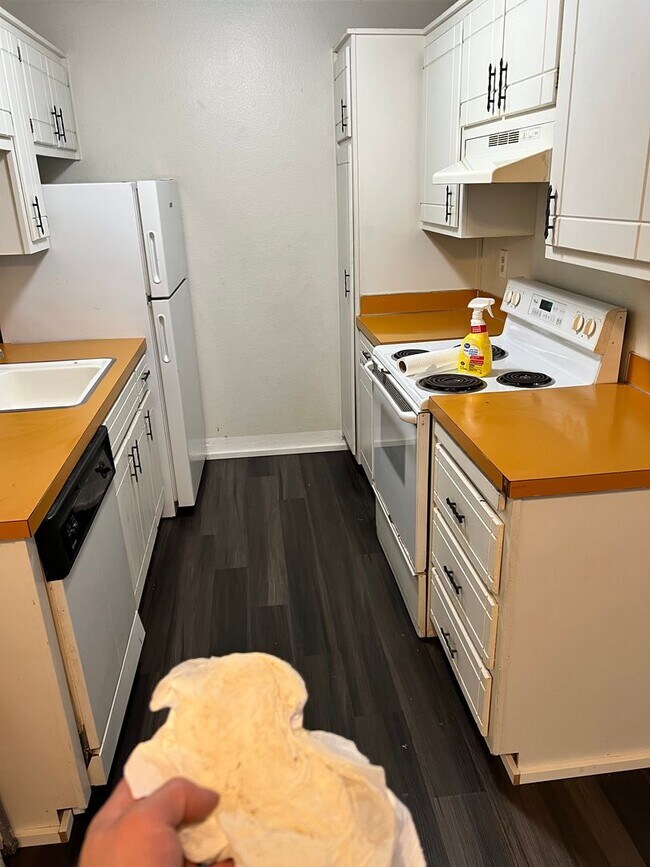 Building Photo - Stylish and Convenient 2 Bed, 1 Bath Apartment in Downtown Port Angeles