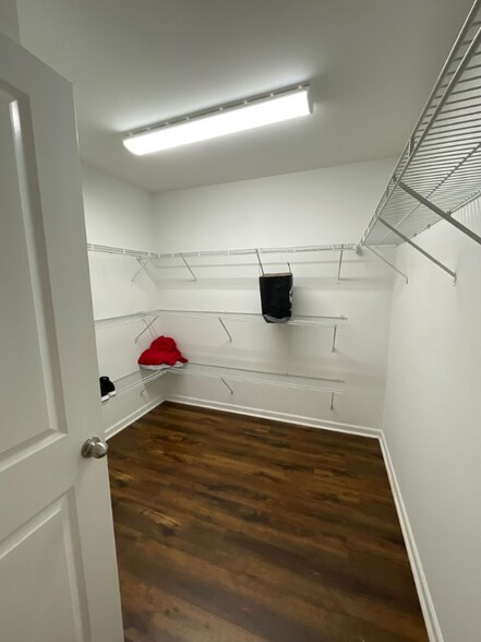 Building Photo - 3925 Silver Springs Rd