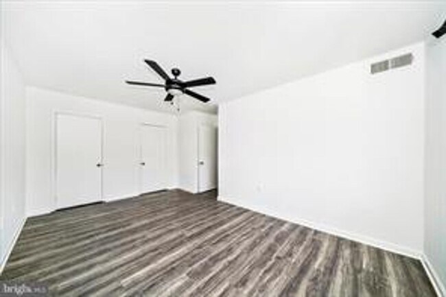 Building Photo - TOP FLOOR CONDO WITH QUIET VIEW