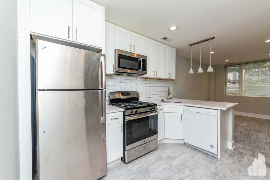 Building Photo - 2437 N Ashland Ave