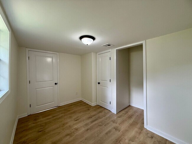 Building Photo - Fully Remodeled 3 Bedroom/1 Bathroom Home ...