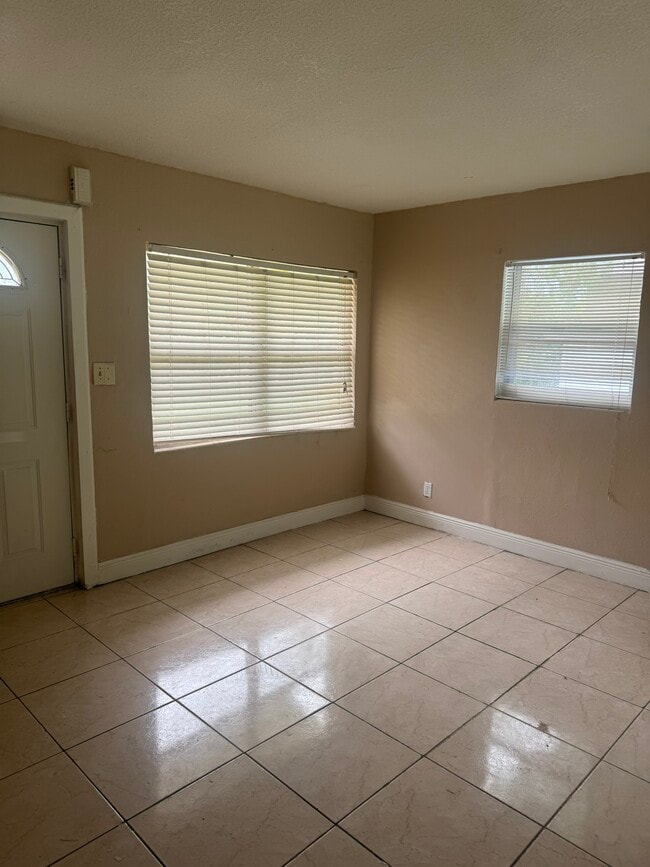 Building Photo - 4837 Shoshone St